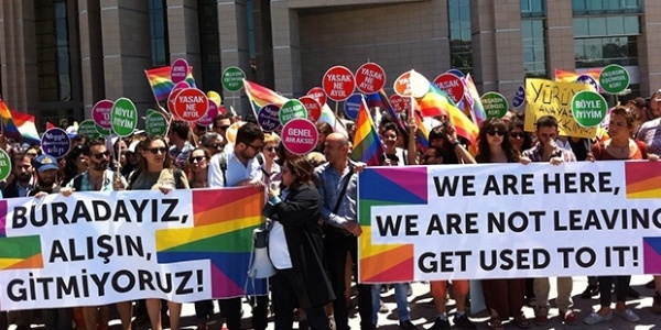 Haber | LGBT`lerden stanbul Valisi`ne protesto: Buradayz Aln Gitmiyoruz!