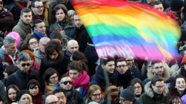 Haber | talya`da ecinsel medeni birliktelik yasas kabul edildi