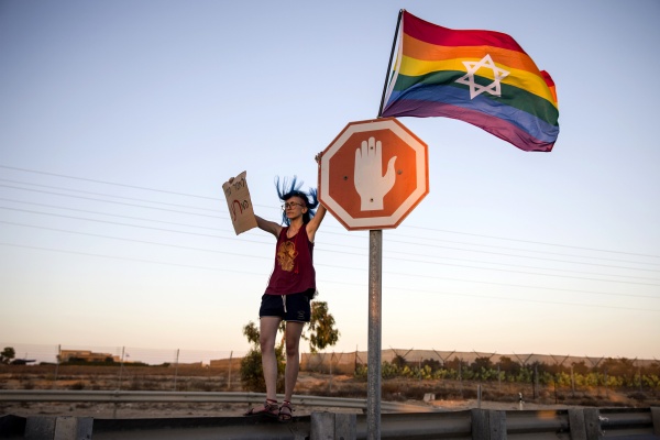 Haber | Binlerce srailli renci, LGBT Kart Yorumlar Yapan Eitim Bakann Protesto Etti!